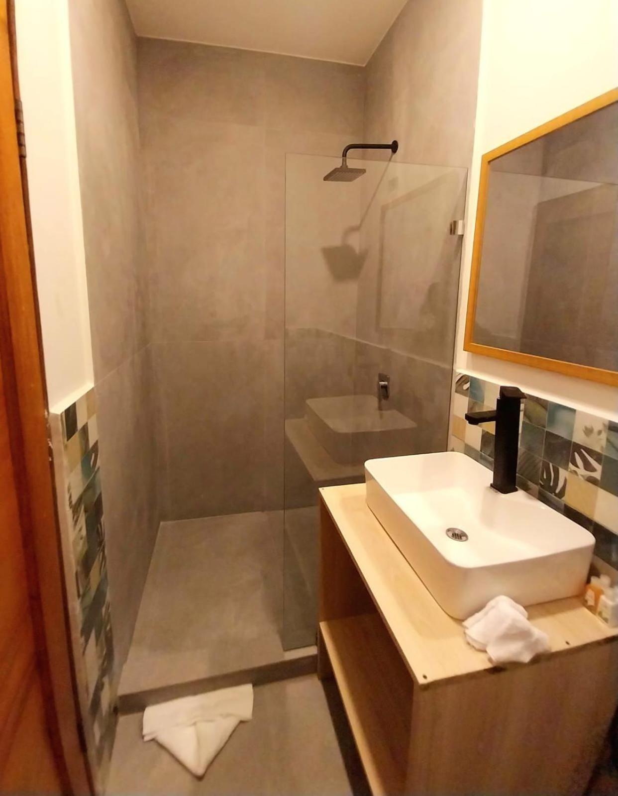 Private Fully Furnished Home At Wide Mouth Frog Hostel Quepos Exterior foto